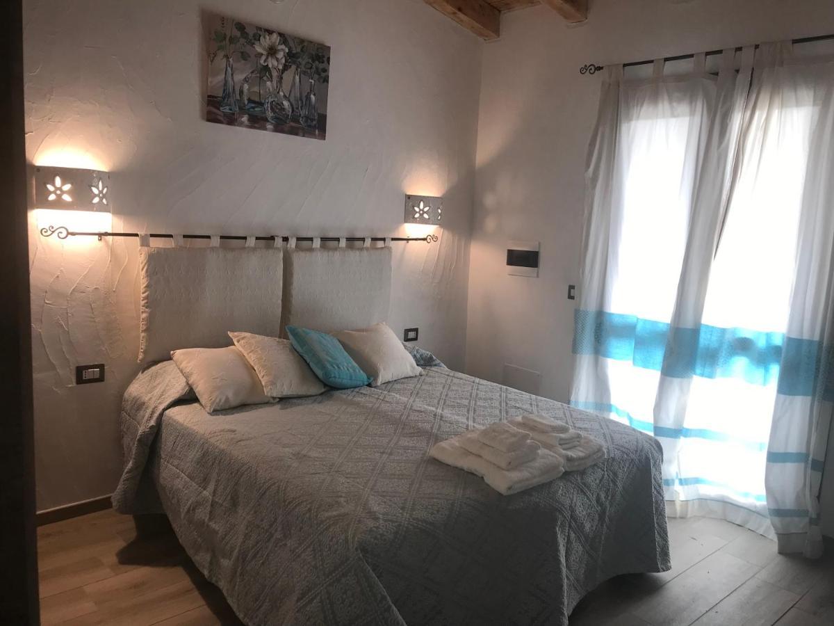 Hotel La Fragola In Campagna 6 K M Da San Pantaleo Exterior foto