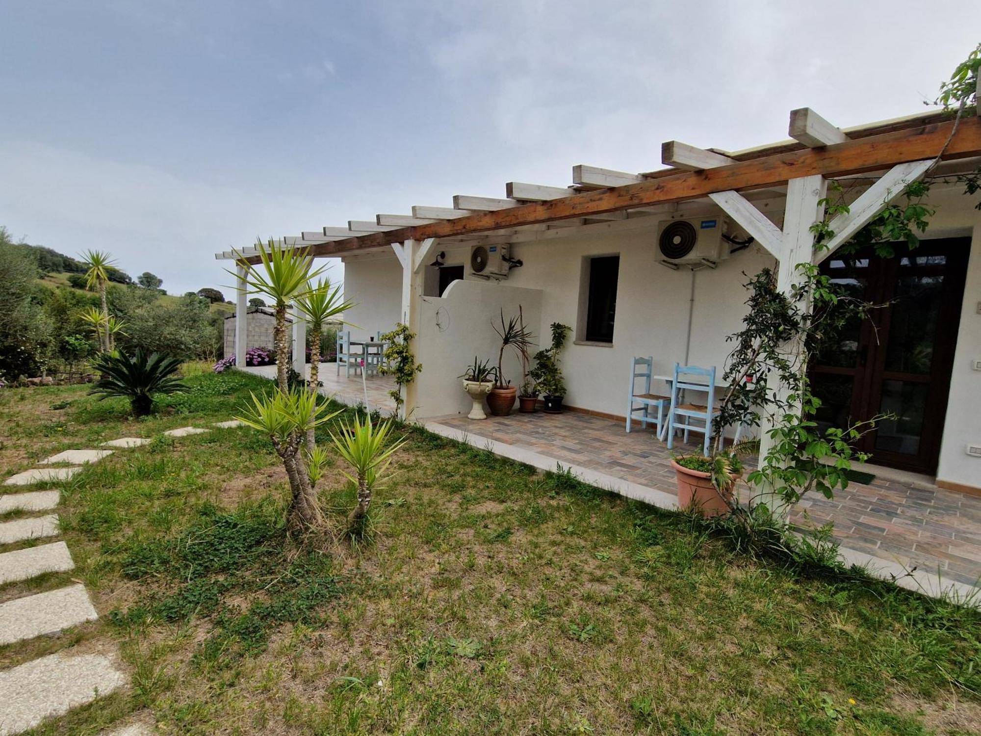 Hotel La Fragola In Campagna 6 K M Da San Pantaleo Exterior foto