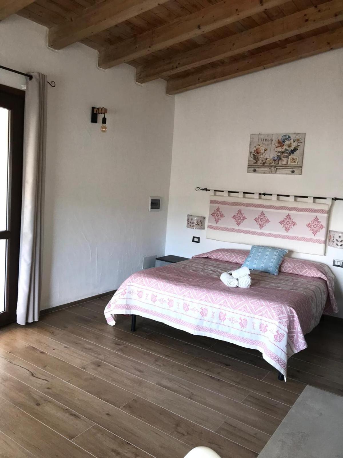Hotel La Fragola In Campagna 6 K M Da San Pantaleo Exterior foto