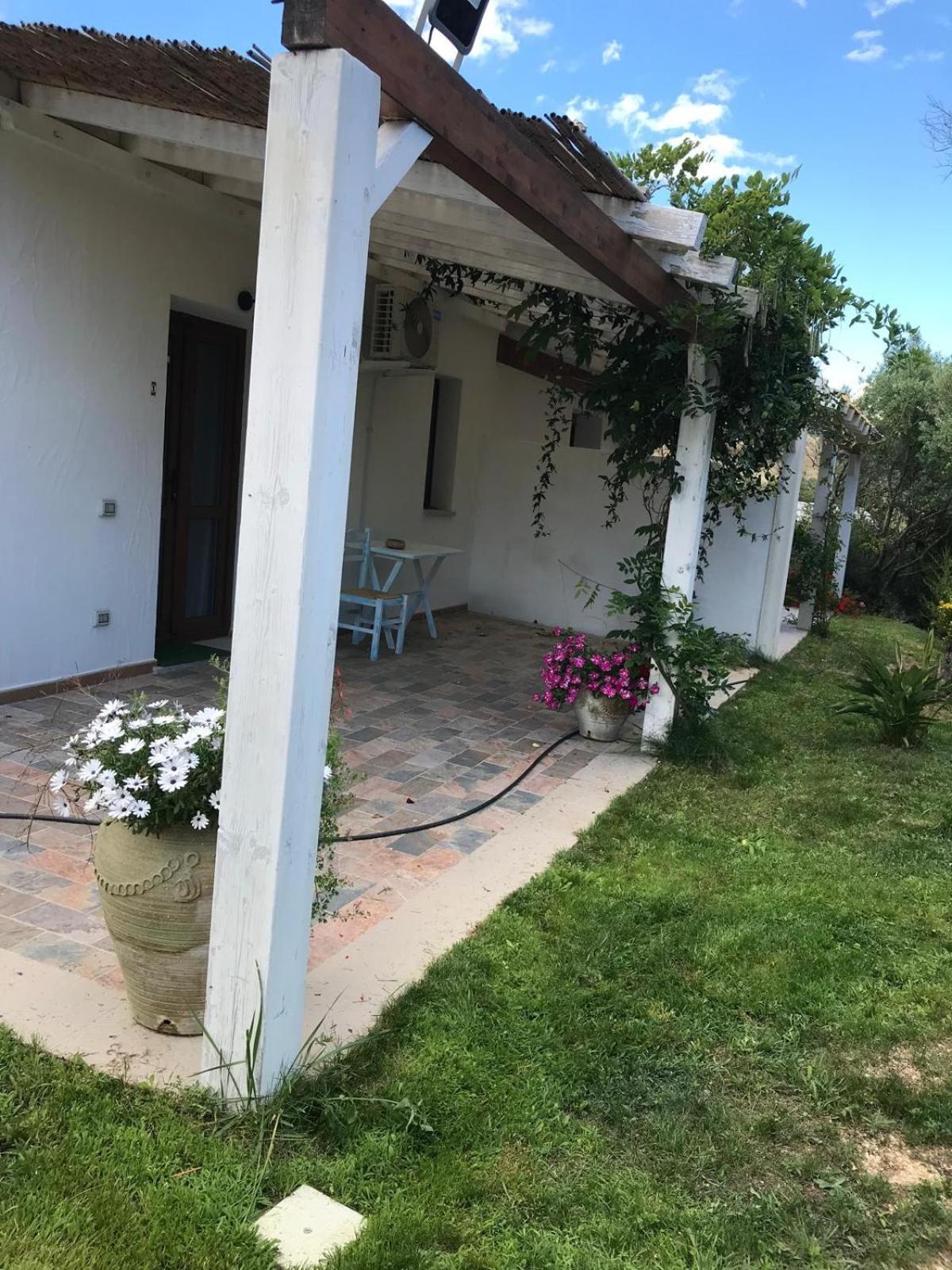 Hotel La Fragola In Campagna 6 K M Da San Pantaleo Exterior foto