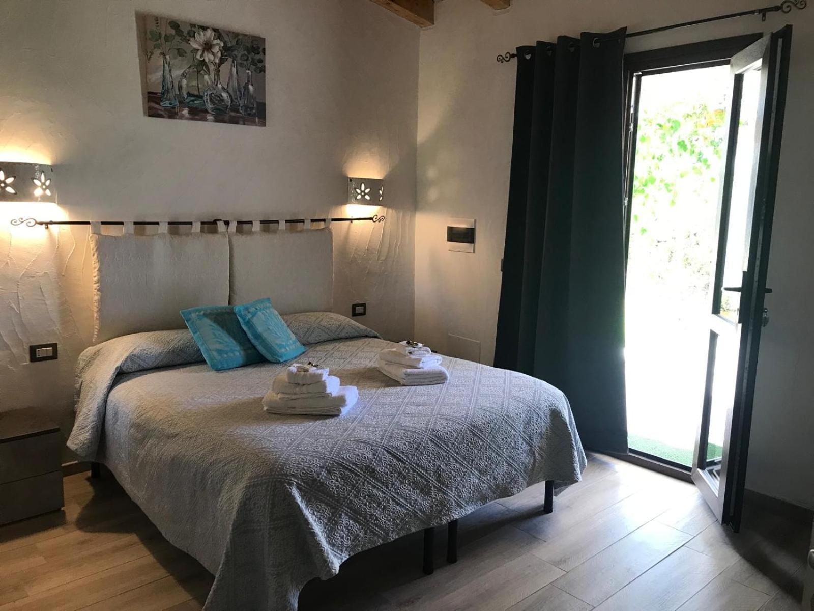 Hotel La Fragola In Campagna 6 K M Da San Pantaleo Exterior foto