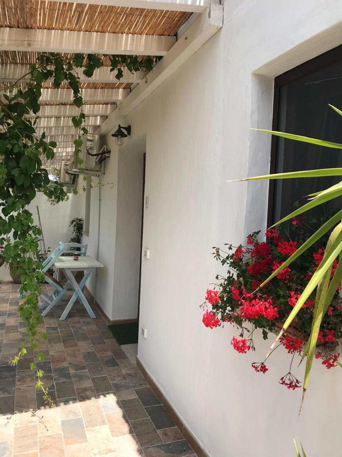 Hotel La Fragola In Campagna 6 K M Da San Pantaleo Exterior foto
