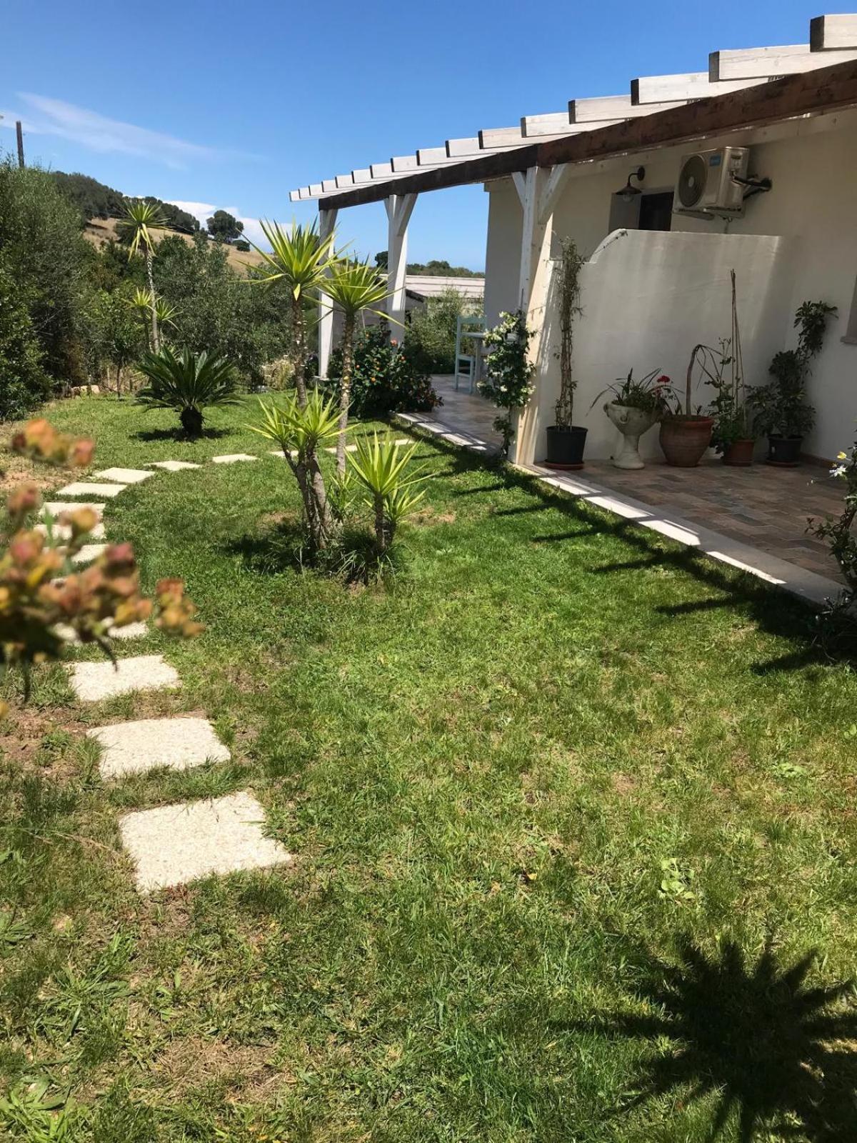 Hotel La Fragola In Campagna 6 K M Da San Pantaleo Exterior foto